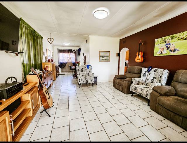 3 BEDROOM HOUSE FOR SALE IN SASOLBURG EXT 3